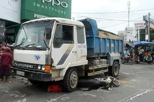 Bị xe tải cuốn vào gầm, 1 người tử vong